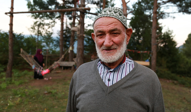 Çocuklar oynasın diye bahçesini parka dönüştürdü