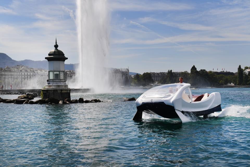 Elektrikli deniz taksisi suyun üzerinde uçuyor