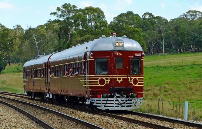 Dünyanın güneş enerjili ilk treni seferlere başladı