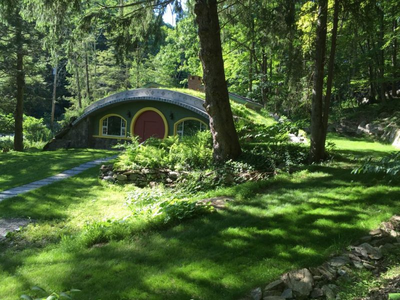 Hayalindeki hobbit evini yeşil mimari ilkeleri ile yaptı