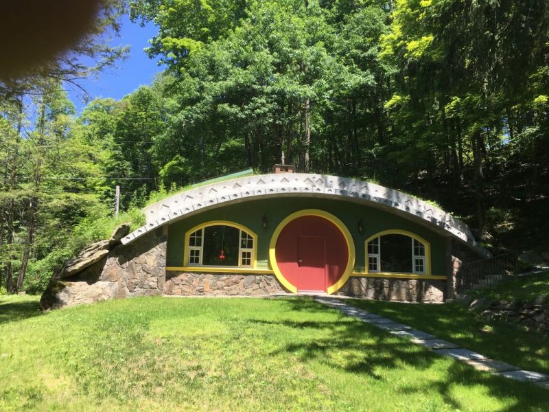 Hayalindeki hobbit evini yeşil mimari ilkeleri ile yaptı