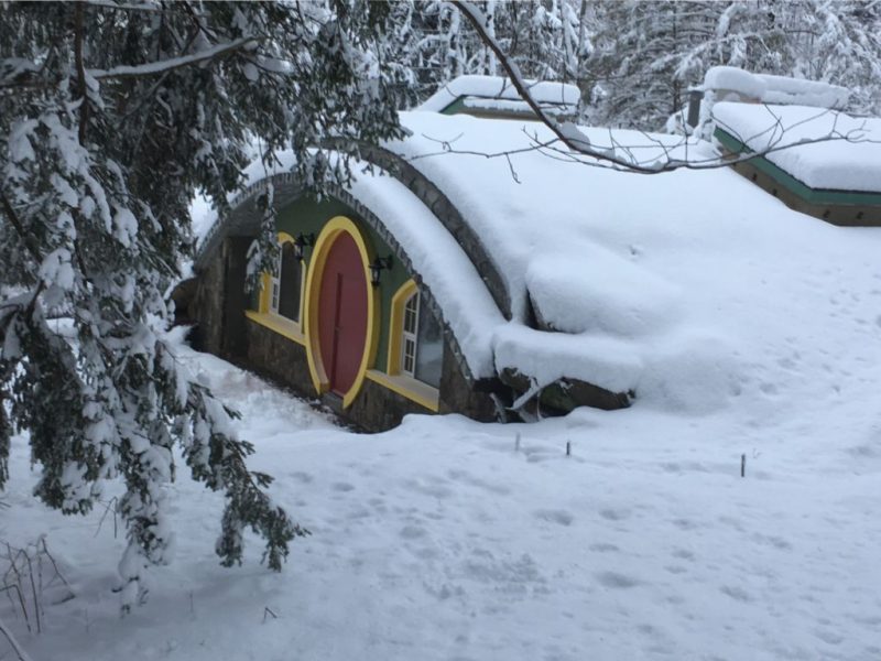 Hayalindeki hobbit evini yeşil mimari ilkeleri ile yaptı