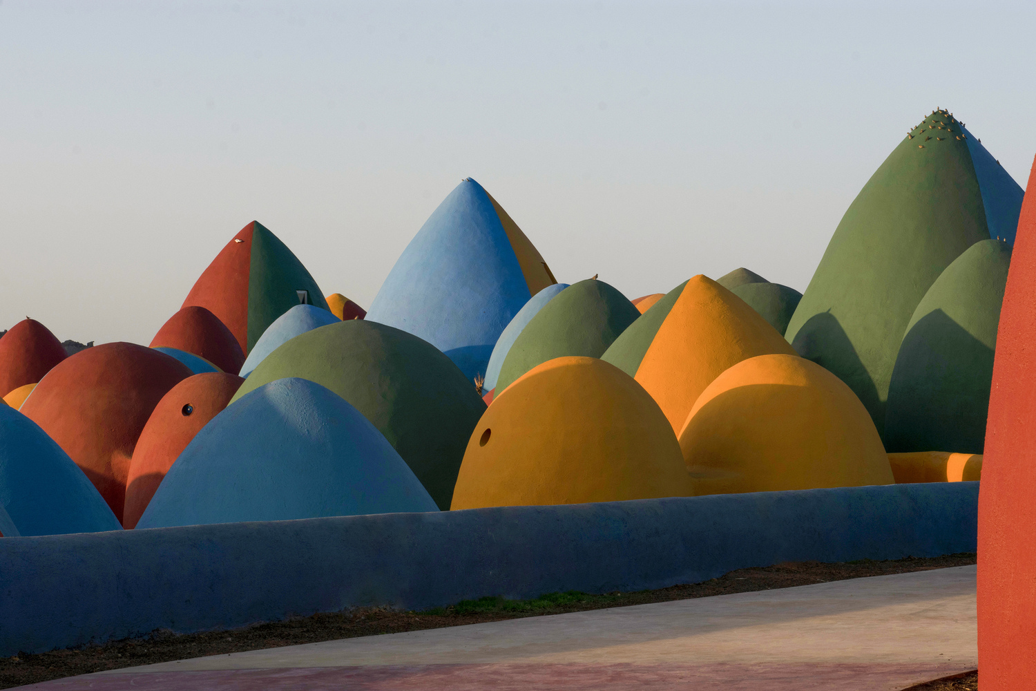 Rengarenk kubbe evler kum torbaları ile yapıldı
