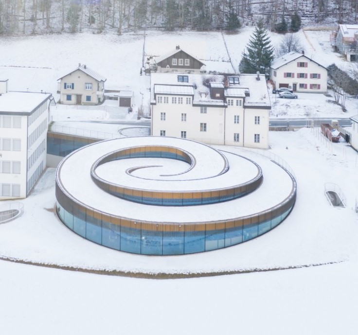 Spiral şeklinde yeşil çatılı müze