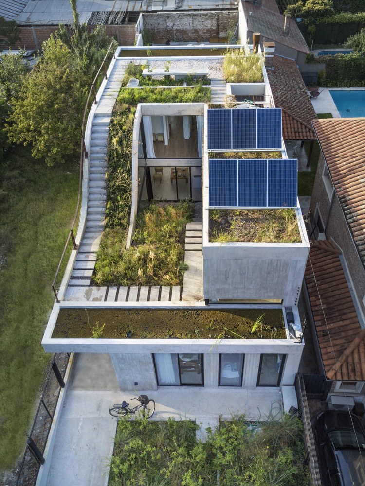Güneş enerjili evin zeminden çatıya kadar sürekli bahçesi var