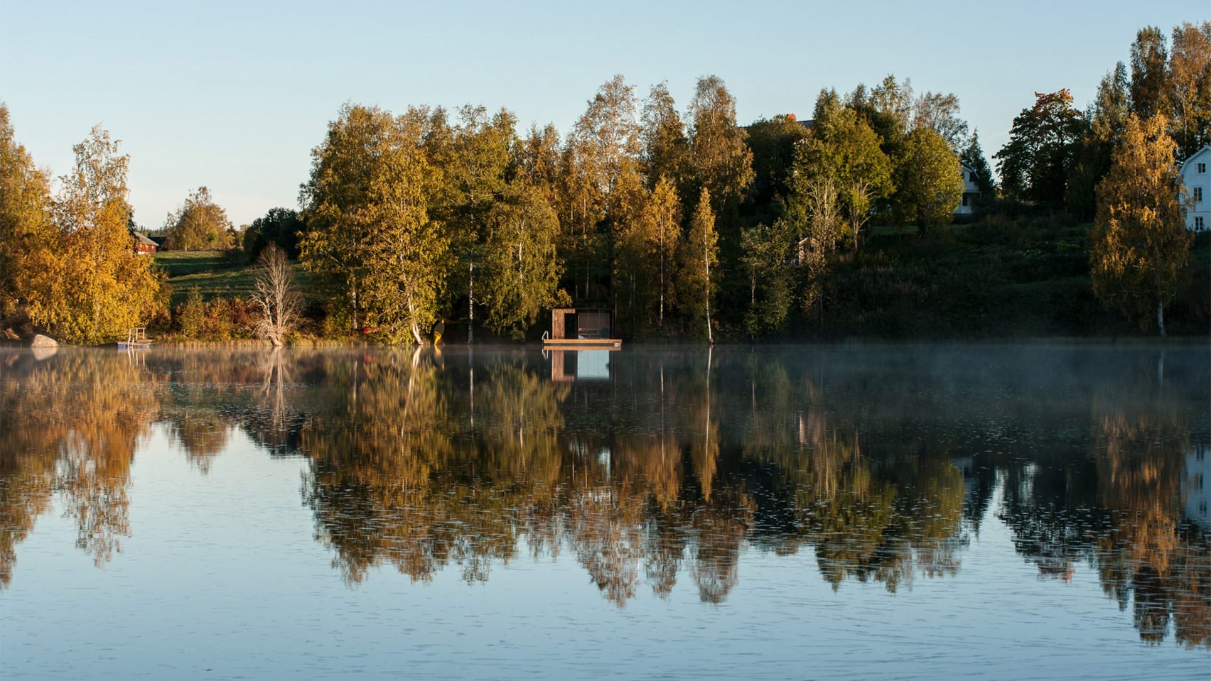 Göl üzerinde inşa edilen “yüzen sauna” kömürleştirilmiş ahşap kaplı