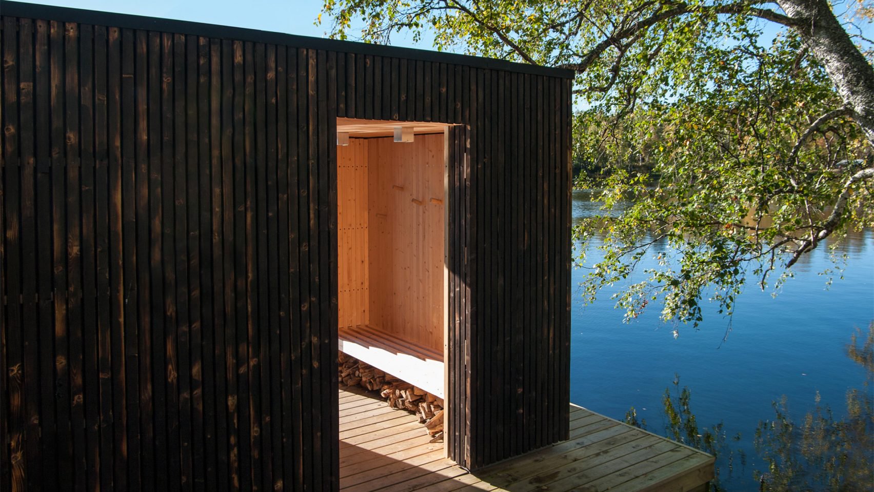 Göl üzerinde inşa edilen “yüzen sauna” kömürleştirilmiş ahşap kaplı