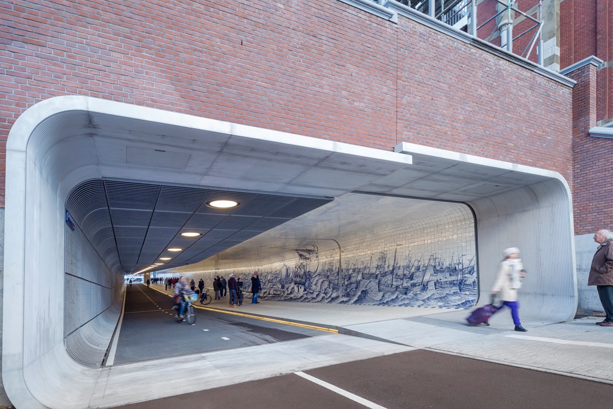 Amsterdam'daki bisiklet ve yaya tüneli Cuyperspassage eski şehir ile yeni şehiri birbirine bağlıyor