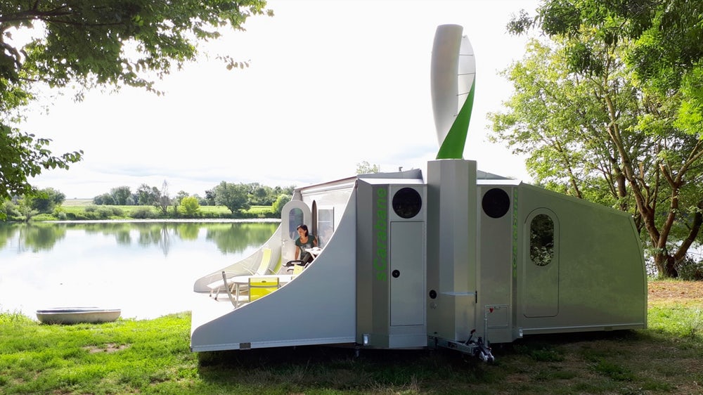 Enerjisini güneşten ve rüzgardan alan karavan iki yatak odalı mikro eve dönüşüyor