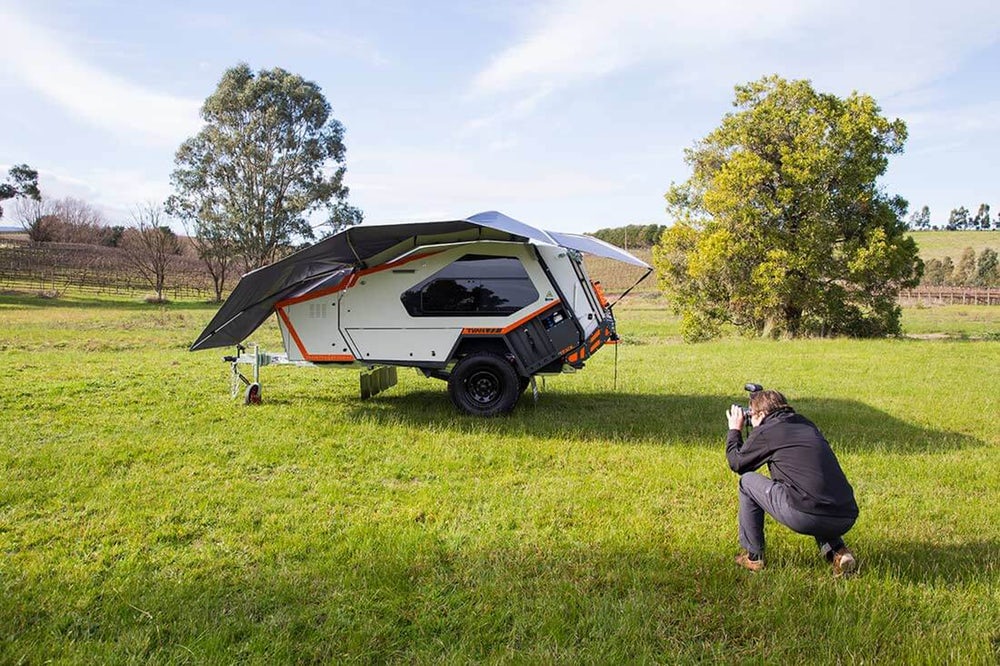 Keskin çizgilere sahip off-road karavan geniş yaşam alanı sunuyor