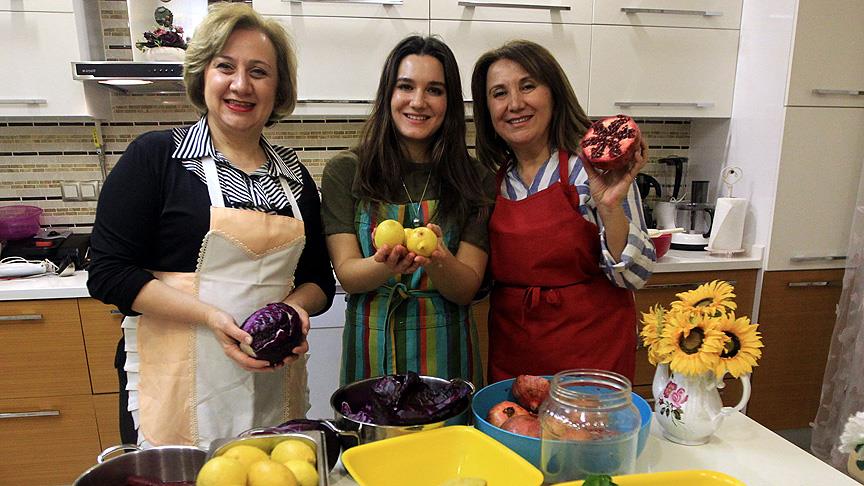 Çocuklar için meyve ve sebzeden organik boya yapıyorlar